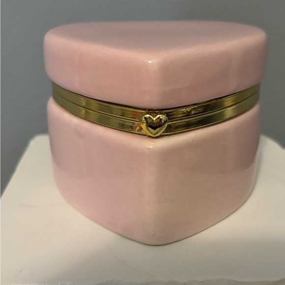 Pink ceramic trinket box - gold tone latch - Picture 3 of 5